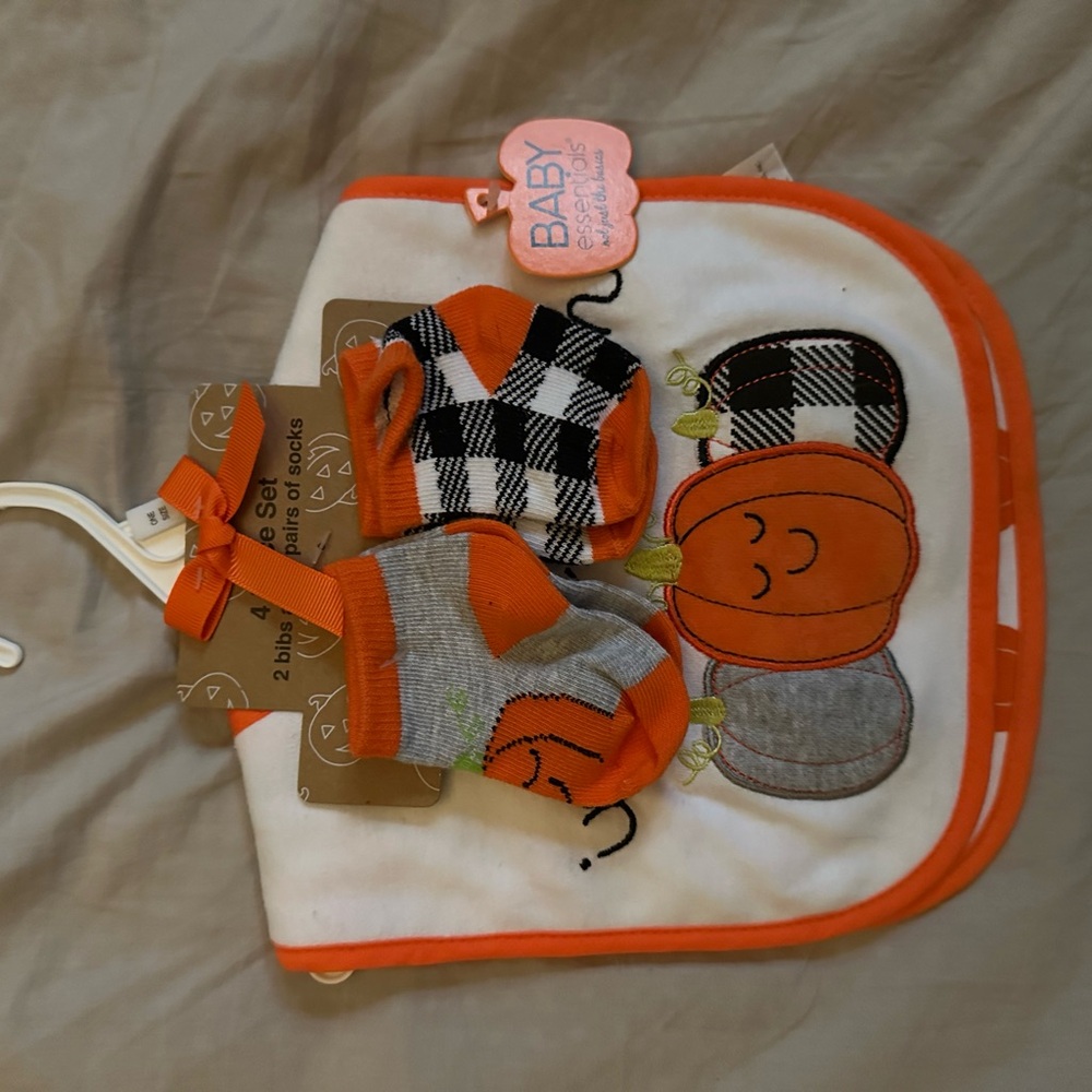 Pumpkin Bib & Sock Set – NWT – Fall Baby Gift – Twin Friendly